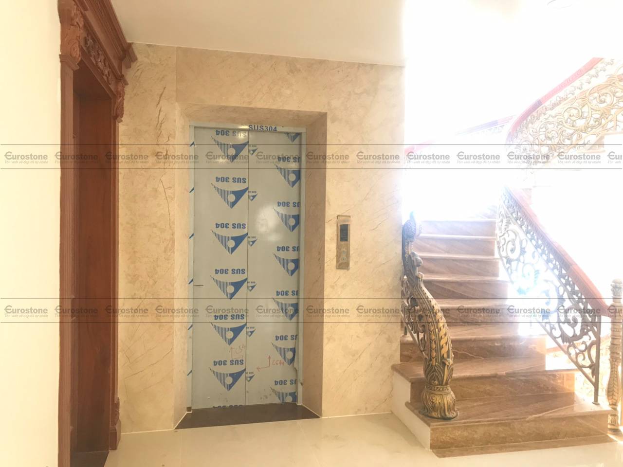 đá ốp Thang máy