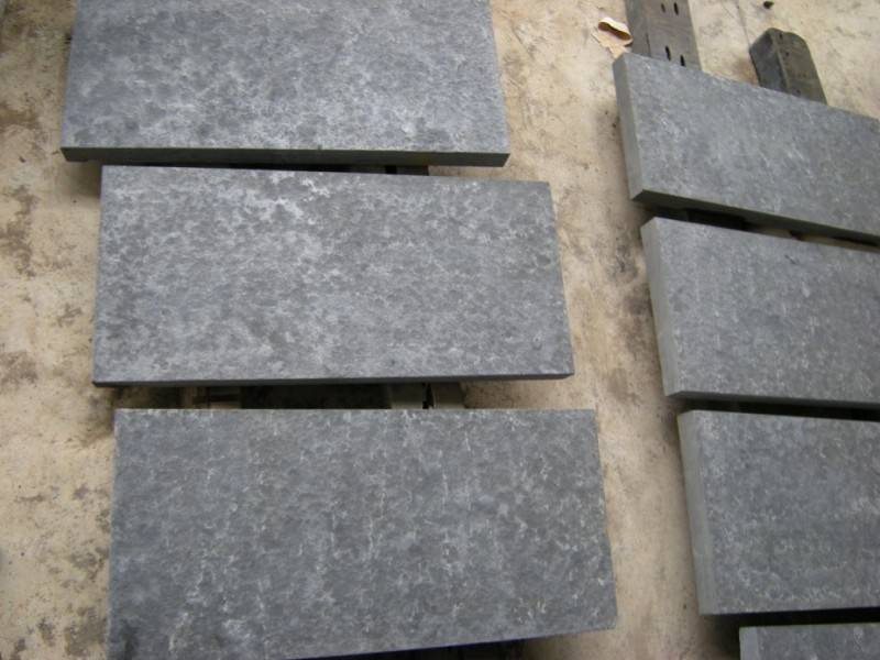 đá tự nhiên lát sân vườn bazan khò lửa