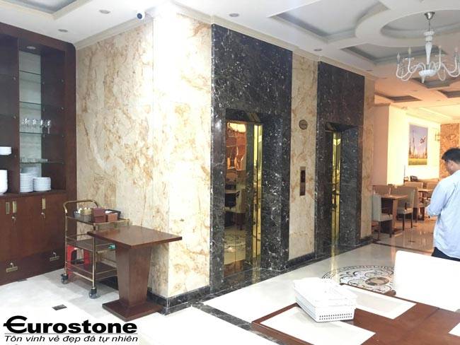 đá ốp cầu thang máy