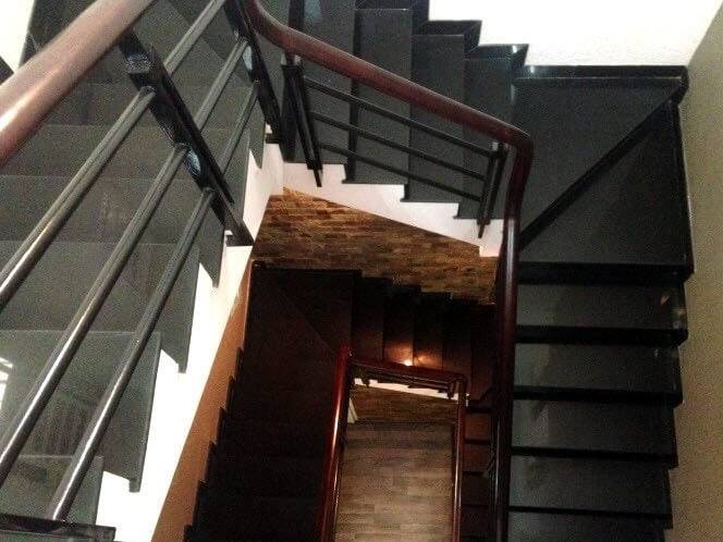 Đá Granite Đen Phú Yên ốp cầu thang