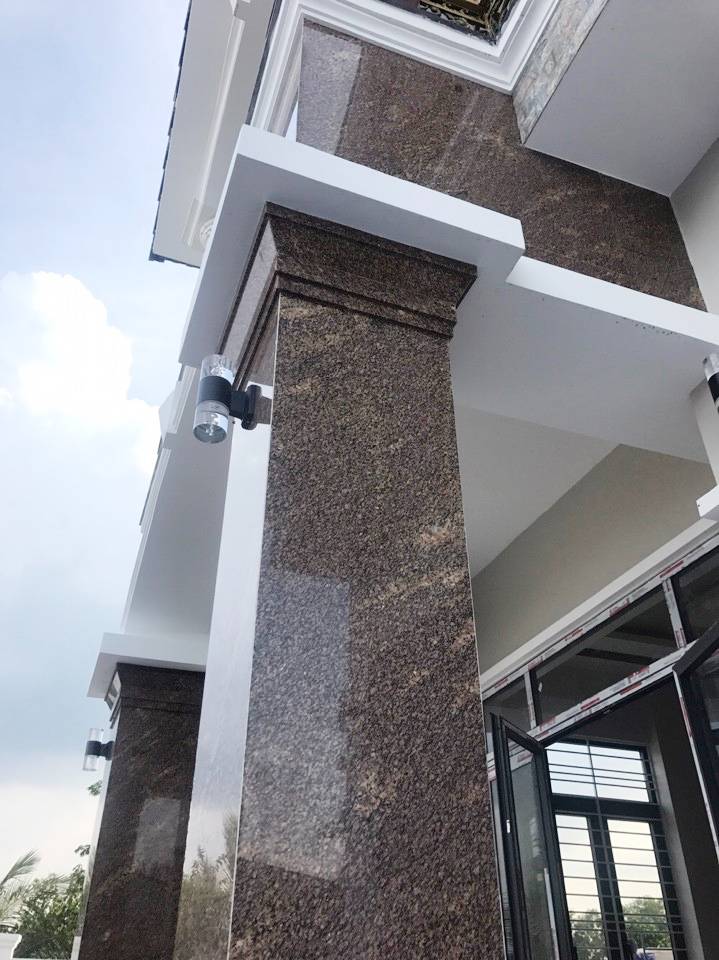 mẫu trụ cổng ốp đá đẹp vàng da báo