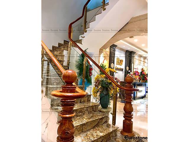 Đá Granite Golden Forest Brazil ốp cầu thang