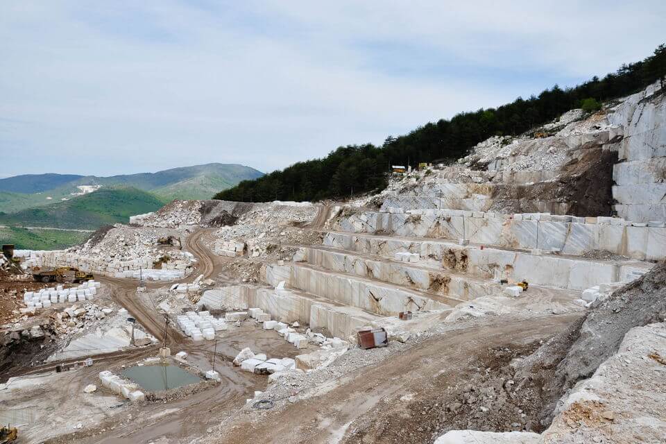 mỏ Đá Marble Volakas (Đá Trắng Vân Mây)