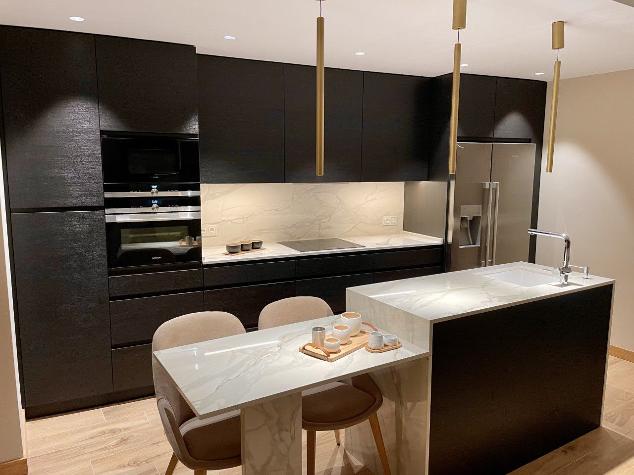 Dekton ốp tường bếp