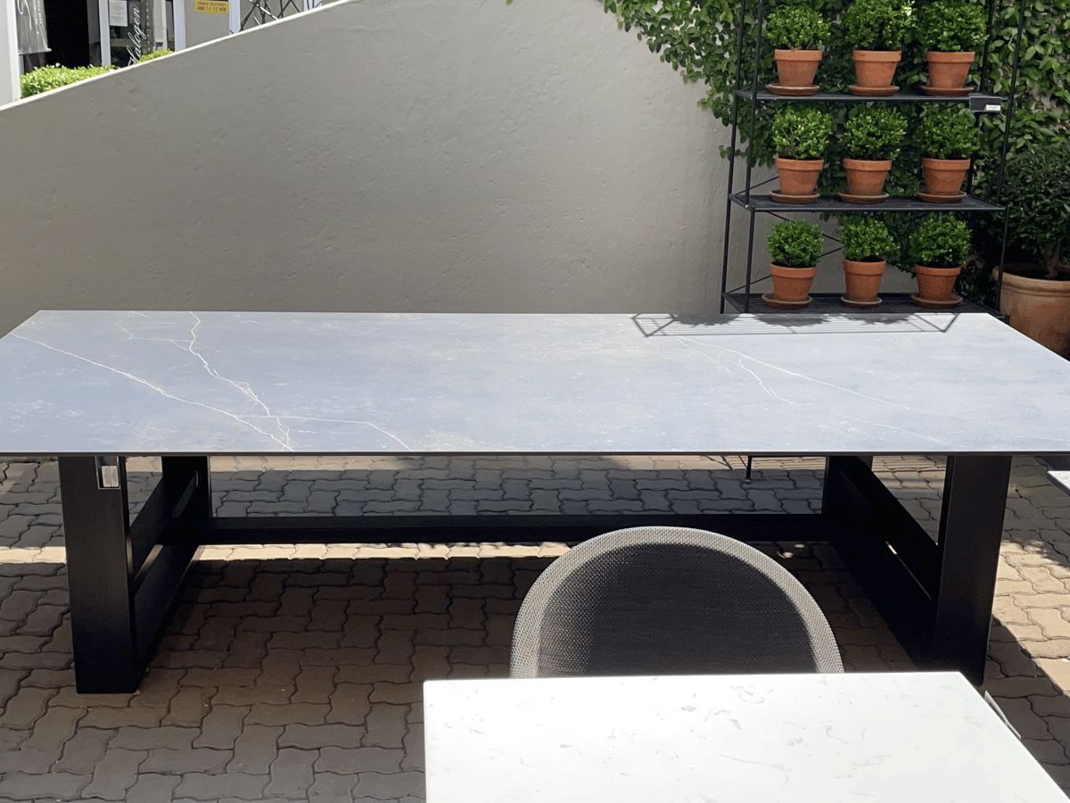 Bàn ăn ngoài trời