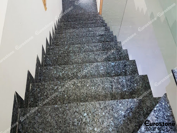 Mẫu cầu thang đá granite blue pearl