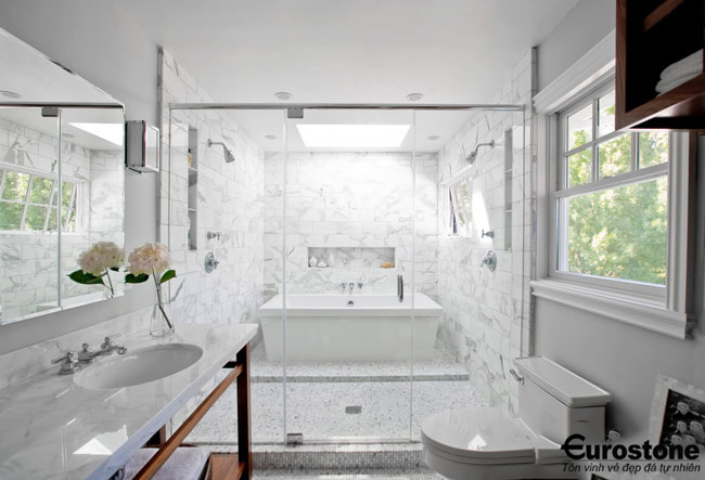 Ốp đá tự nhiên màu trắng tường phòng tắm